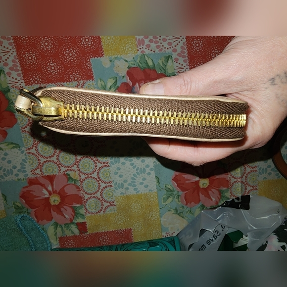 Authentic prada zippy wallet guc see pics - Picture 6 of 13